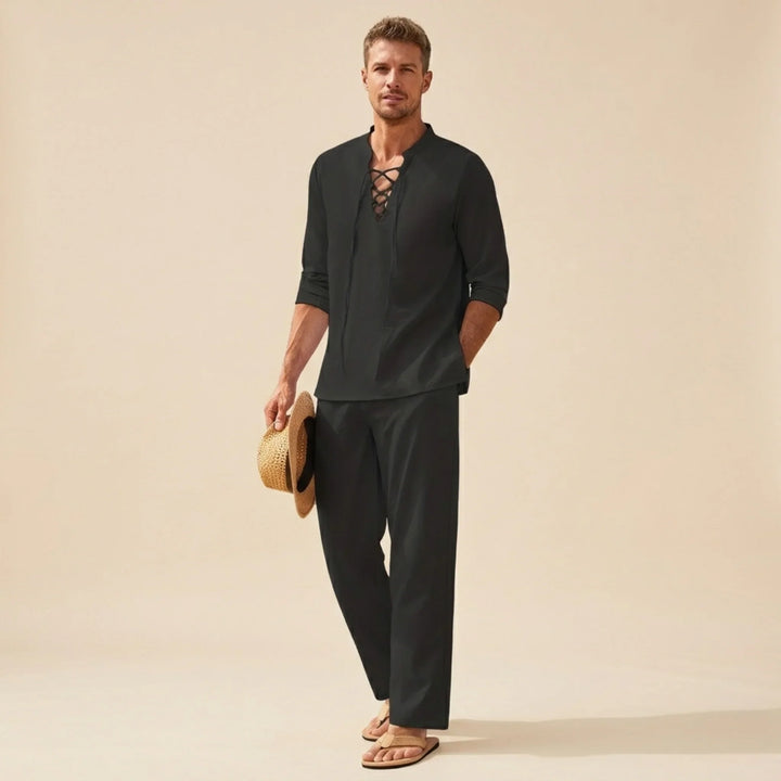 Set uomo due pezzi in lino con pantaloni larghi e scollo a V, ideale per serate estive, mare o look casual chic.