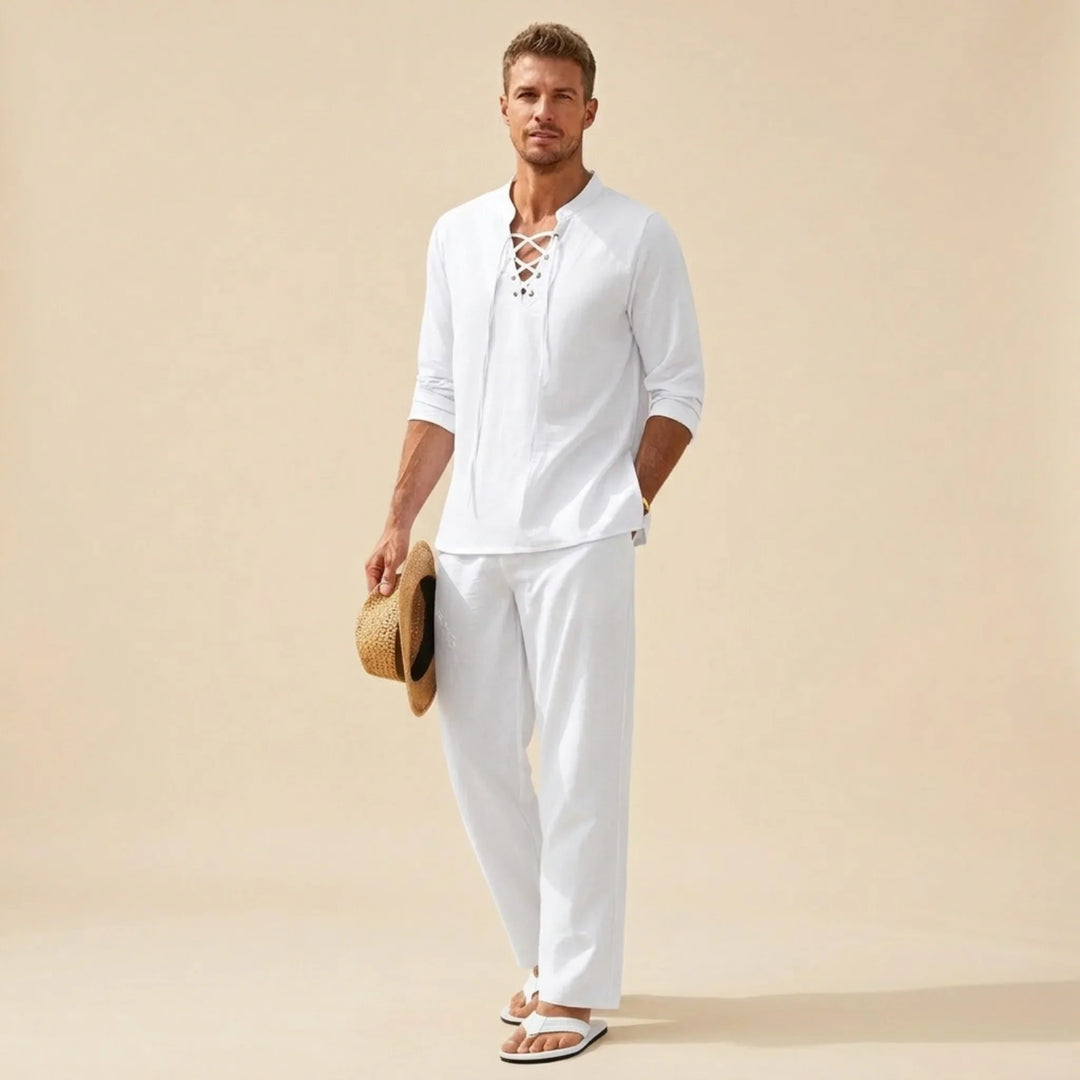 Elegante completo uomo estivo in lino traspirante con pantaloni ampi e scollo a V. Abbigliamento casual confortevole.