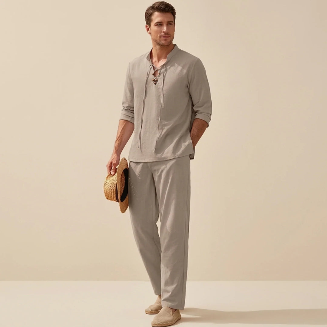 Set uomo due pezzi in lino, top a scollo a V e pantaloni larghi. Completo estivo fresco, leggero e casual per l'uomo.