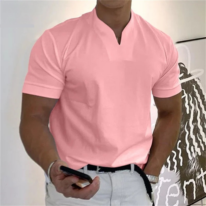 Outfit estivo: maglietta uomo slim fit con collo alla coreana, facile da abbinare per un look casual.
