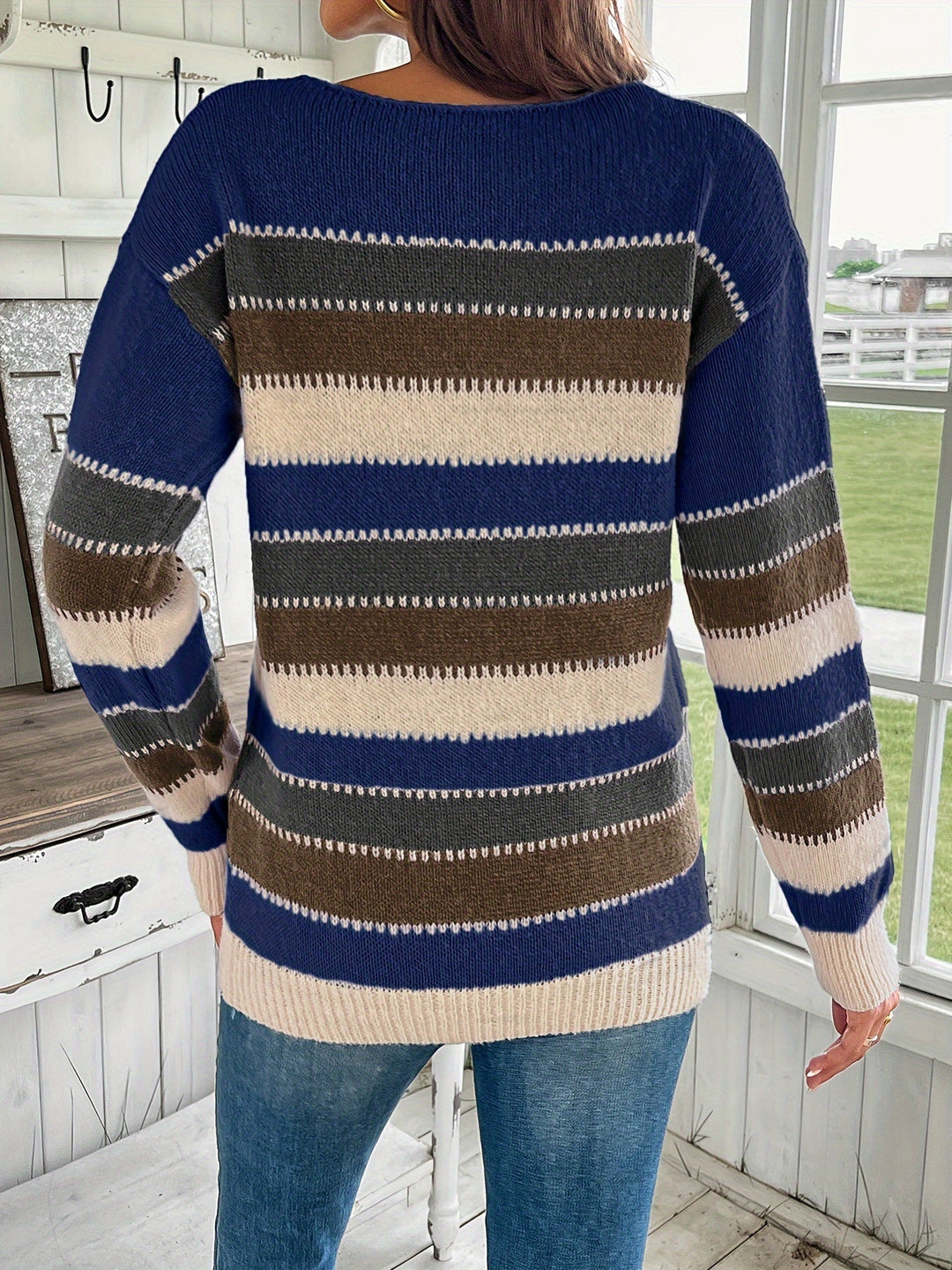 Maglione donna colorato pastello, girocollo, maniche lunghe e spalle scese, look delicato.