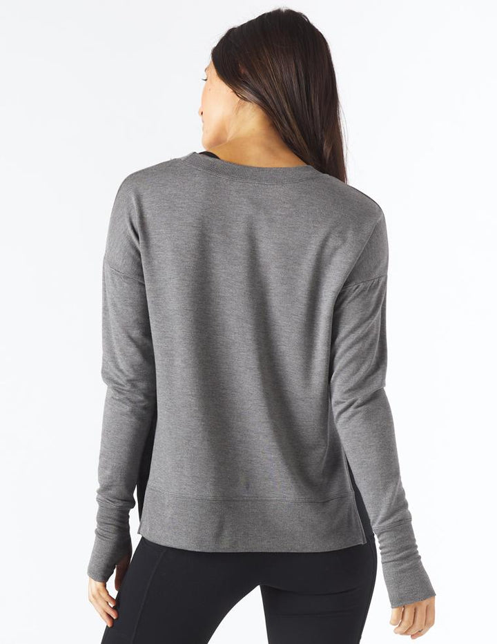 Maglione donna a maniche lunghe con design dolman e fori per i pollici, un capo casual e confortevole.