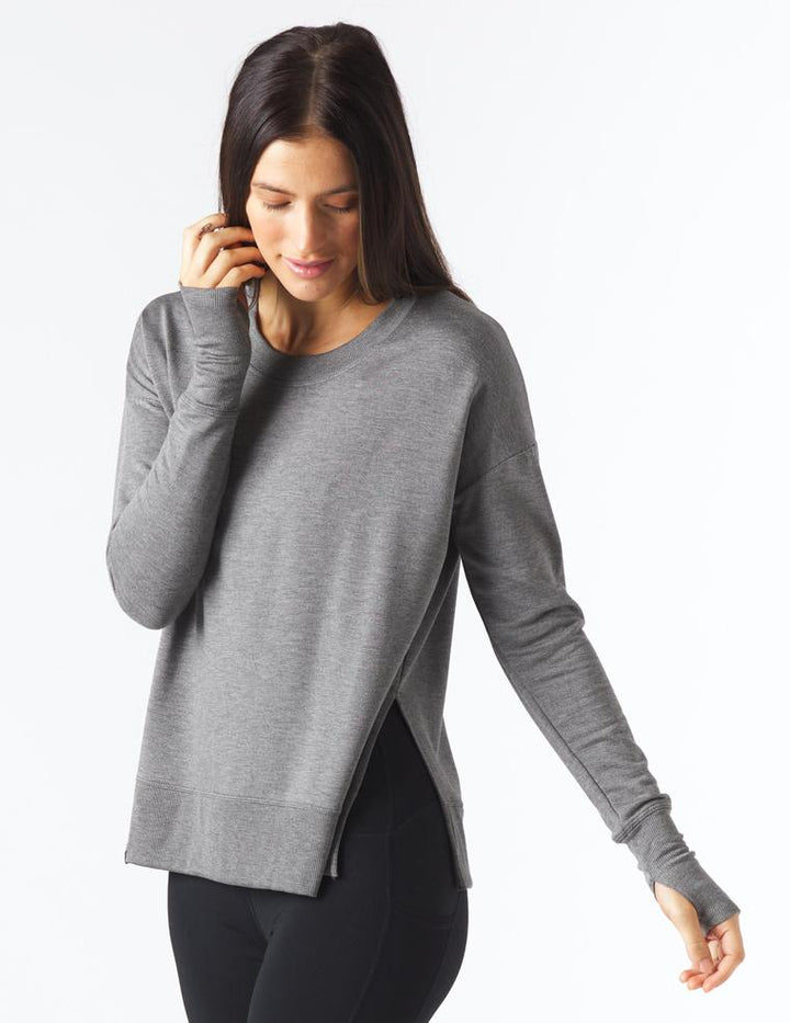 Maglione donna comodo con maniche dolman e fori per i pollici, ideale per un look casual e rilassato.