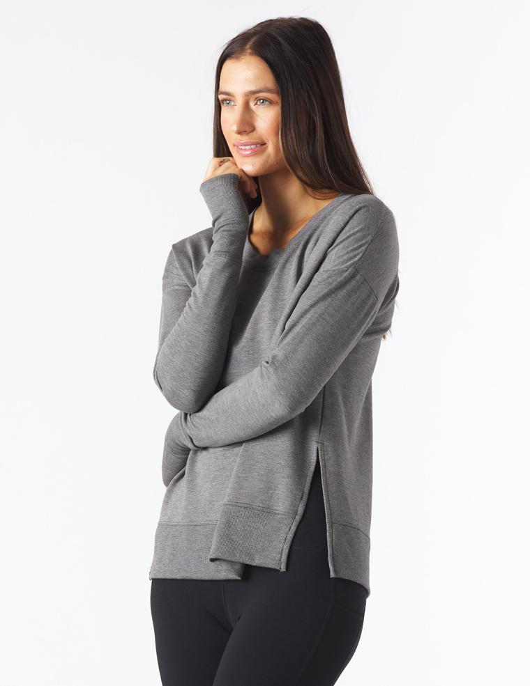 Pullover da donna versatile con maniche lunghe dolman e polsini con fori, perfetto per la moda femminile casual.