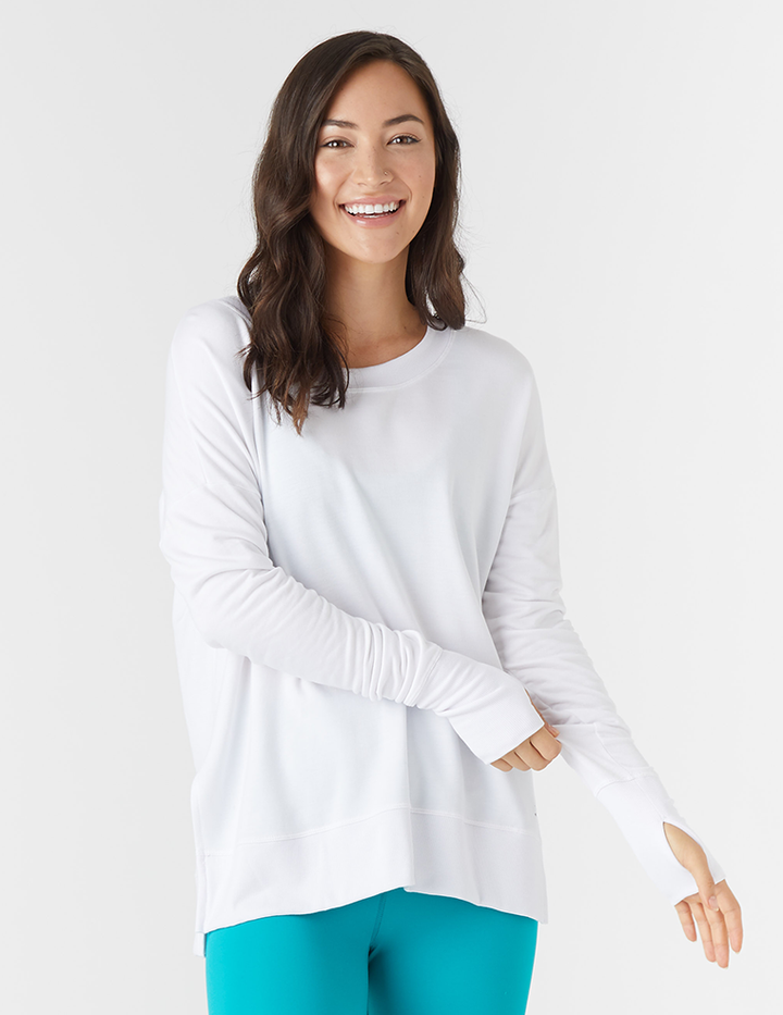 Maglione donna bianco girocollo con maniche dolman e spacchi laterali. Ideale per comfort quotidiano e stile casual elegante.
