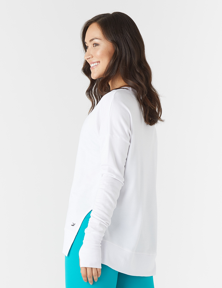 Maglione donna casual con maniche dolman e spacchi laterali. Design girocollo per un abbigliamento femminile comodo e alla moda.