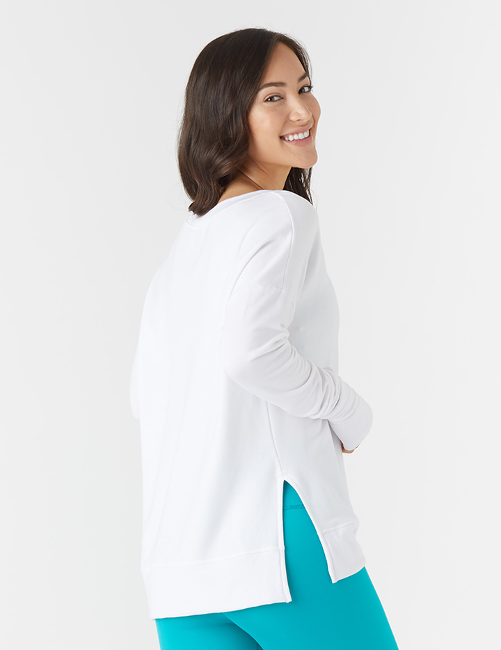 Dettaglio maglione donna bianco con maniche dolman e spacchi laterali. Perfetto per un comfort quotidiano e moda femminile.