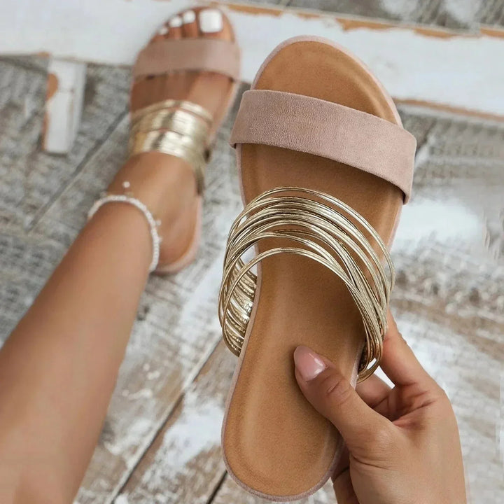Sliders donna leggere antiscivolo con doppia fascia e dettaglio metallico. Scarpe estive comode per la spiaggia.