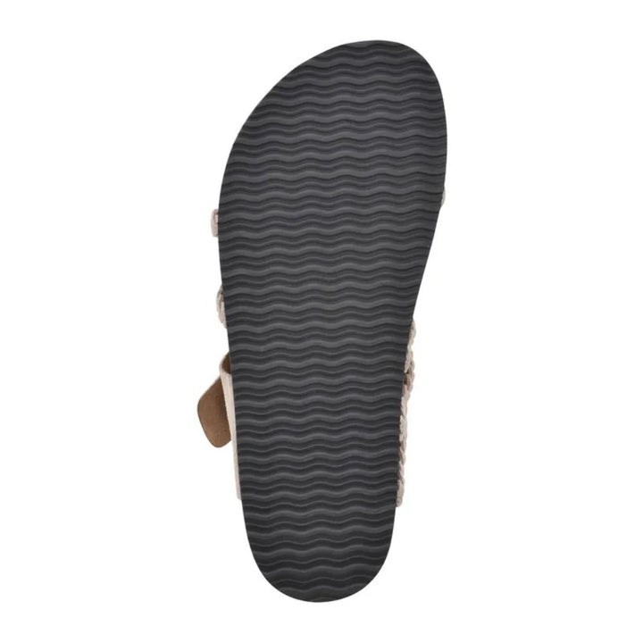 Eleganti ciabatte donna intrecciate bianche con fibbia, ideali per un look estivo chic e comodo.