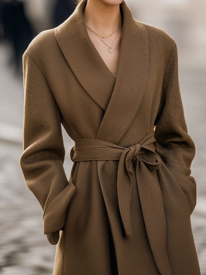 Elegante cappotto donna lungo in stile invernale, color cammello, con cintura, per calore e moda. Perfetto per outfit.