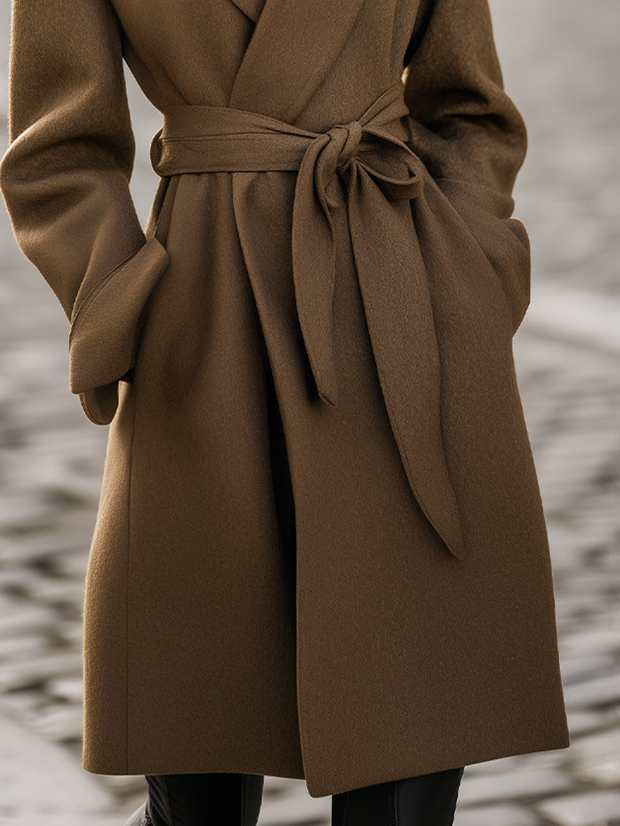 Cappotto invernale lungo donna con cintura, colore cammello, offre stile e calore. Capospalla femminile elegante e comodo.