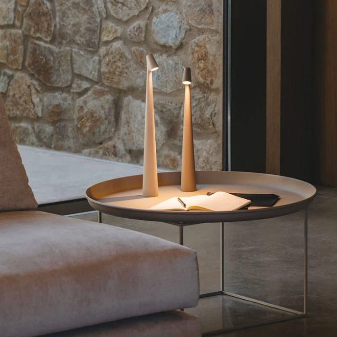 Lampada da comodino LED ricaricabile, design nordico minimalista. Luce dimmerabile per lettura e atmosfera.