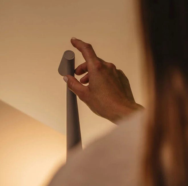 Elegante lampada da tavolo LED moderna, senza fili e dimmerabile. Stile nordico per ogni ambiente.