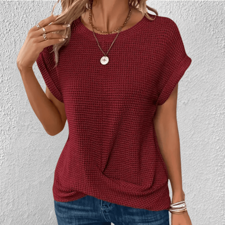 Blusa donna elegante con texture raffinata, girocollo. Un capo versatile per look sofisticati o quotidiani.