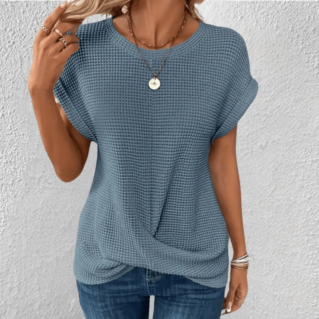 Top donna girocollo con trama particolare. Abbigliamento versatile ed elegante per ogni occasione.
