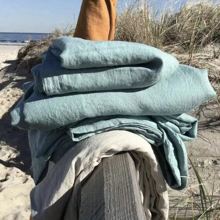 Oasi di relax creata con il set biancheria da letto di lusso in lino, per comfort e serenità.
