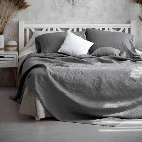 Texture morbida e premium del set letto in lino, per un riposo avvolgente e lussuoso.
