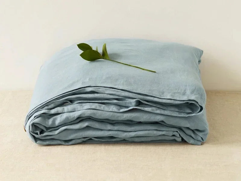 Letto splendidamente rifatto con set biancheria da letto in lino, eleganza e stile moderno.