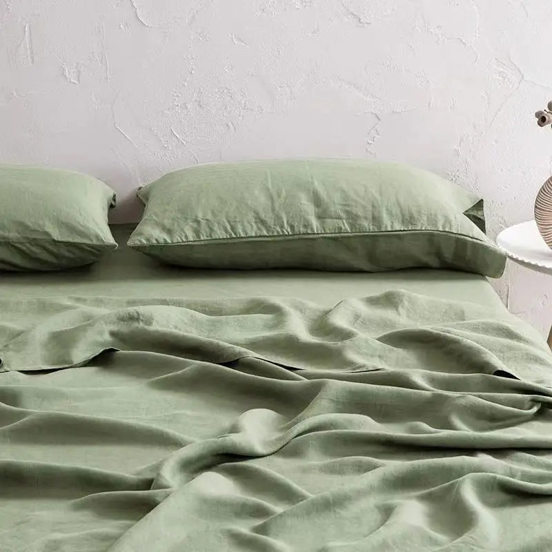 Lenzuola morbide e setose in lino, garantiscono comfort supremo e un riposo profondo.