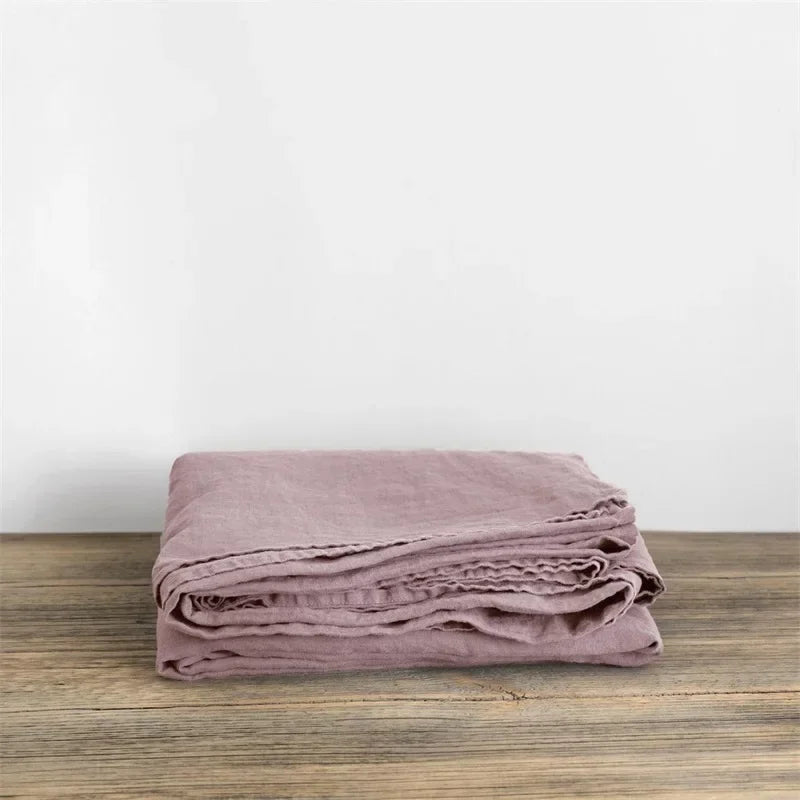 Camera da letto moderna con set biancheria da letto di lusso in lino, per stile e comfort premium.
