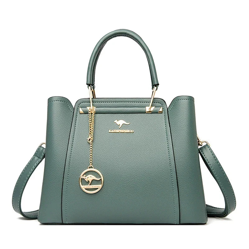 Borsa a spalla da donna, in pelle morbida, accessorio moda con dettagli ricercati.
