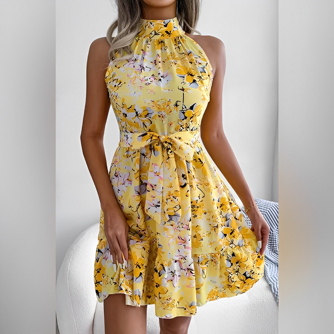 Moda donna: mini abito floreale elegante, un capo versatile per l'abbigliamento estivo chic.