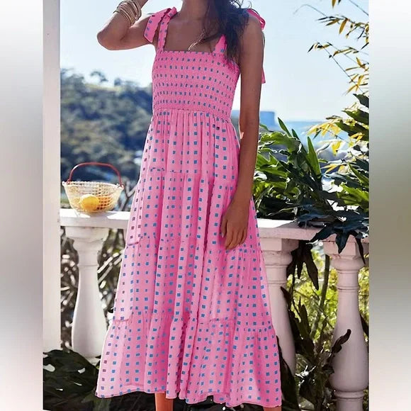 Abito estivo midi rosa da donna, top elegante a nido d'ape. Perfetto per un look casual chic e femminile. Moda estiva.