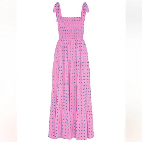 Abito estivo rosa da donna, taglio midi e top nido d'ape. Un capo femminile, casual ed elegante per le giornate calde.