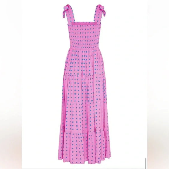 Modella con abito estivo rosa midi e top nido d'ape. Un vestito donna elegante e confortevole per la moda casual estiva.