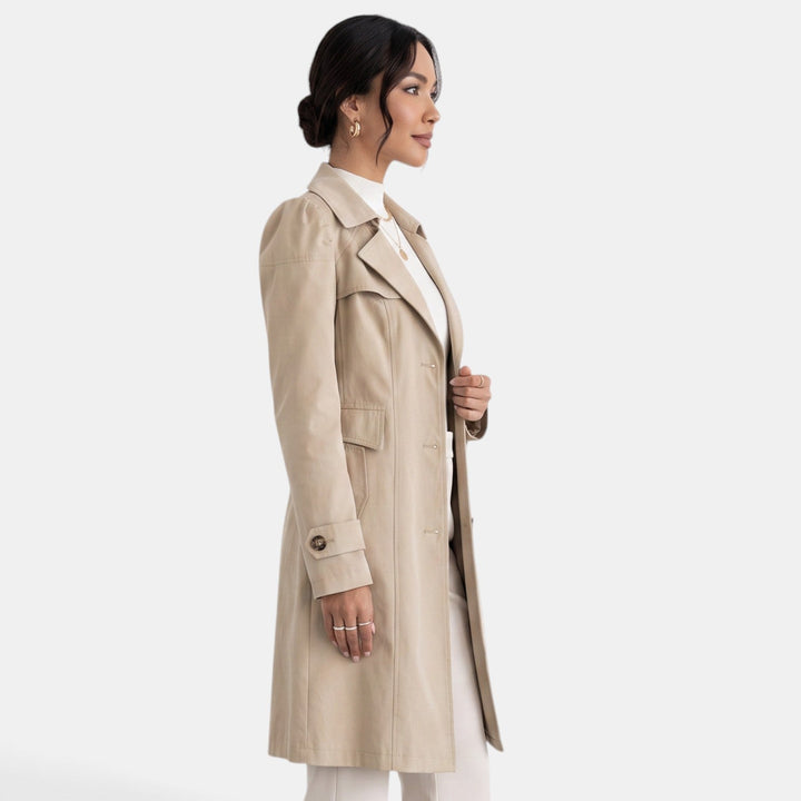 Trench donna, vista posteriore. Capospalla classico ed elegante con cintura che esalta la figura. Moda femminile.