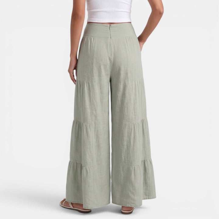 Dettaglio texture tessuto pantaloni donna in puro lino naturale, leggeri e traspiranti per l'estate.