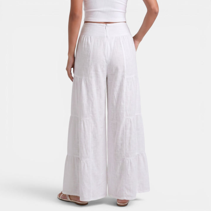 Vita alta e fluida di pantaloni donna in lino, garantendo comfort e una silhouette elegante estiva.