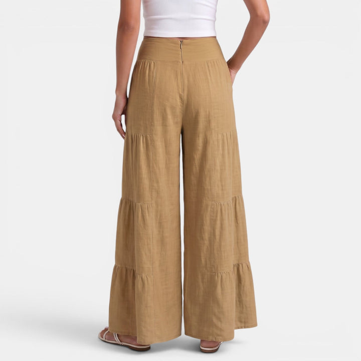 Pantaloni donna in lino nero, ampi e fluidi, abbinati con top per un look estivo elegante e versatile.