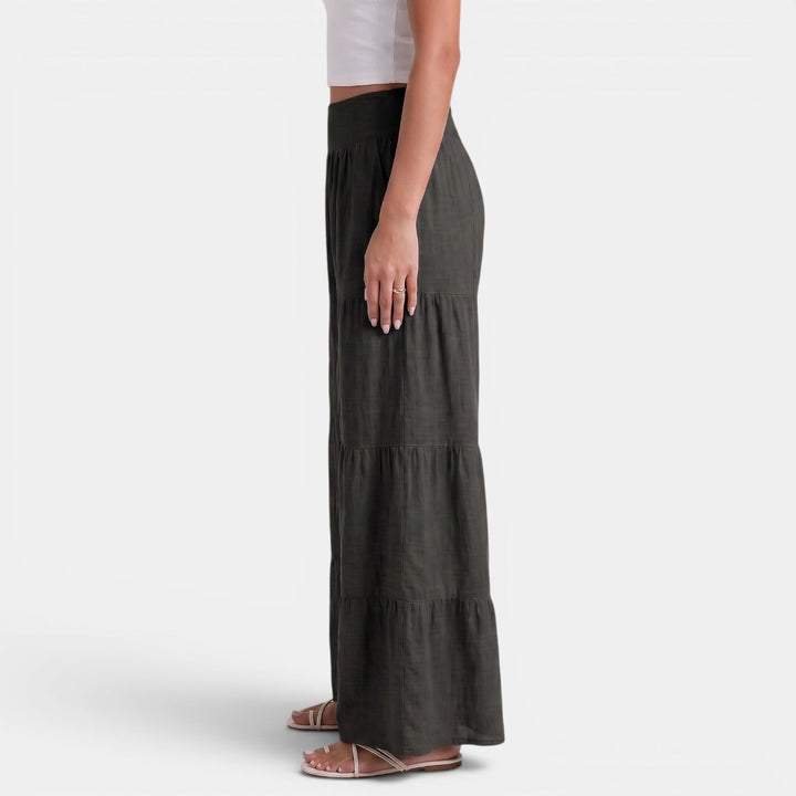 Gambe ampie e fluide di pantaloni donna in lino, vestibilità comoda e leggera per l'estate e il comfort.