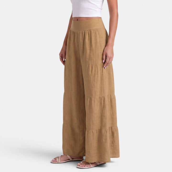 Pantaloni donna ampi in lino blu, fluidi al movimento, ideali per look estivi rilassati e confortevoli.