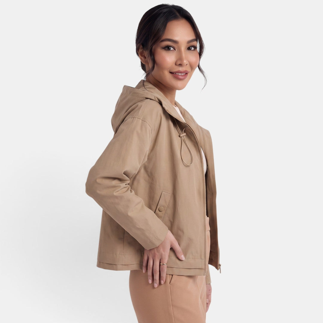 Dettaglio del cappuccio regolabile e colletto classico del trench corto donna, pratico per un look casual quotidiano.