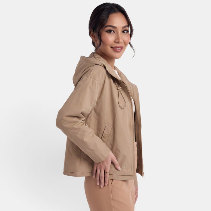 Dettaglio del cappuccio regolabile e colletto classico del trench corto donna, pratico per un look casual quotidiano.