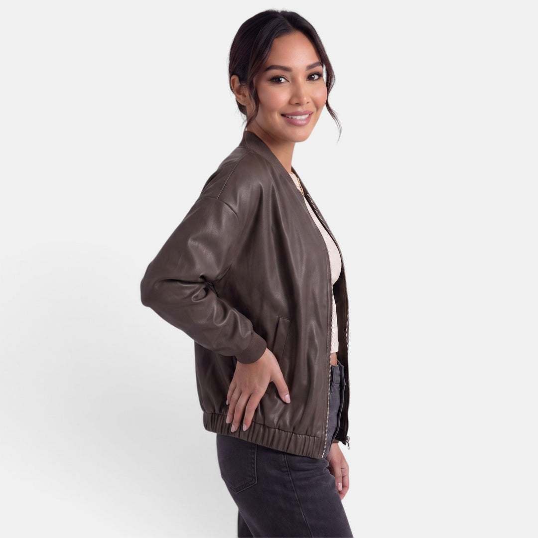 Giacca biker da donna dal taglio aderente, grintosa ed elegante. Look moderno e chic versatile.