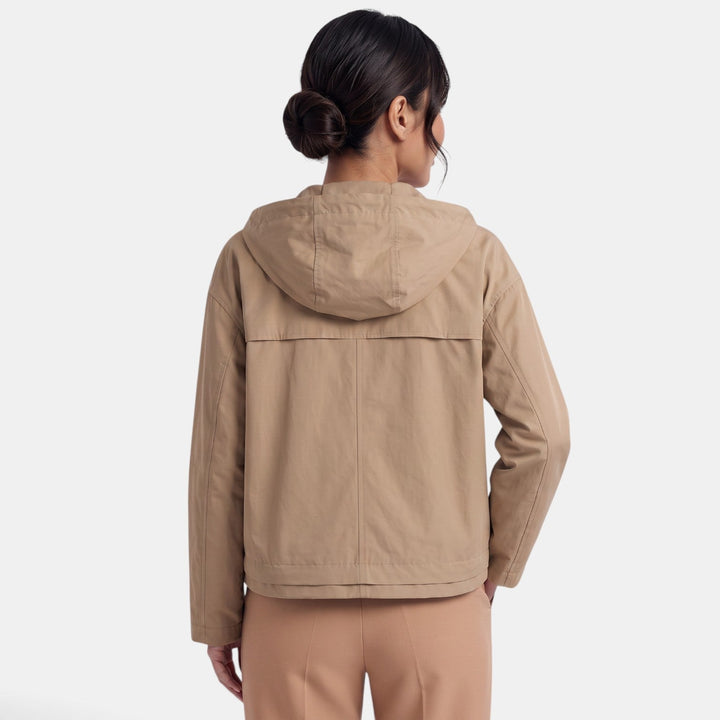 Donna in trench corto leggero con cappuccio, perfetto per outfit quotidiani e come giacca mezza stagione alla moda.