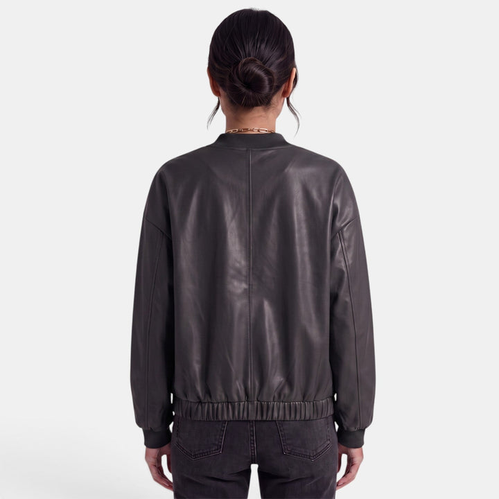 Giacca da donna stile biker, grintosa e moderna. Un capospalla chic per la mezza stagione e ogni outfit.