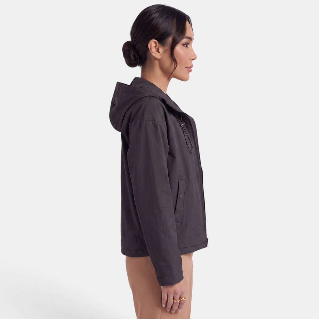 Trench corto donna con cappuccio sul retro, design moderno e leggero, ideale come capospalla per outfit casual di tendenza.