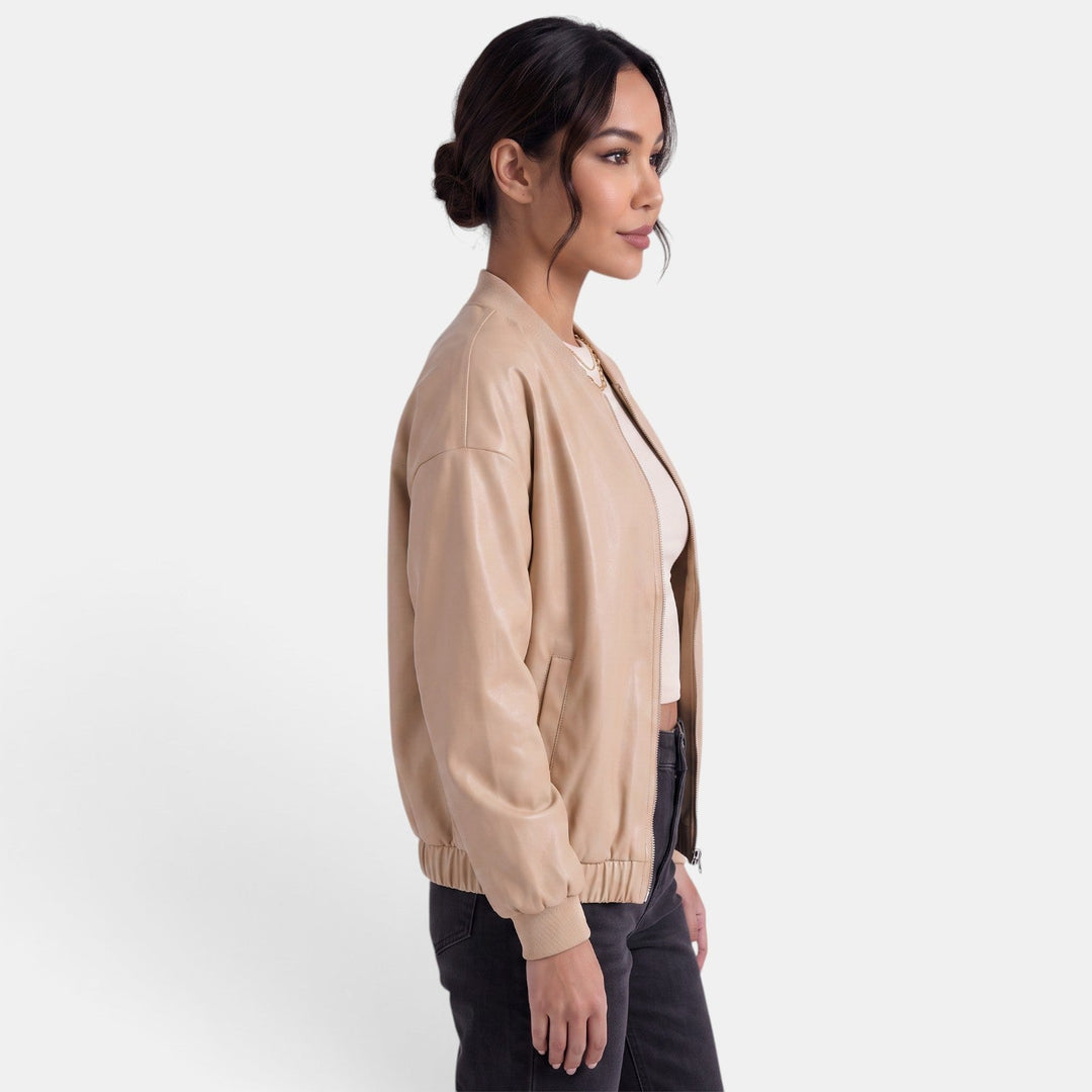 Capospalla biker da donna in ecopelle, design grintoso e moderno, ideale per outfit casual chic.
