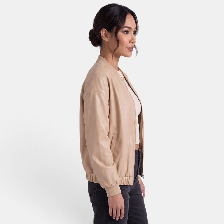 Capospalla biker da donna in ecopelle, design grintoso e moderno, ideale per outfit casual chic.