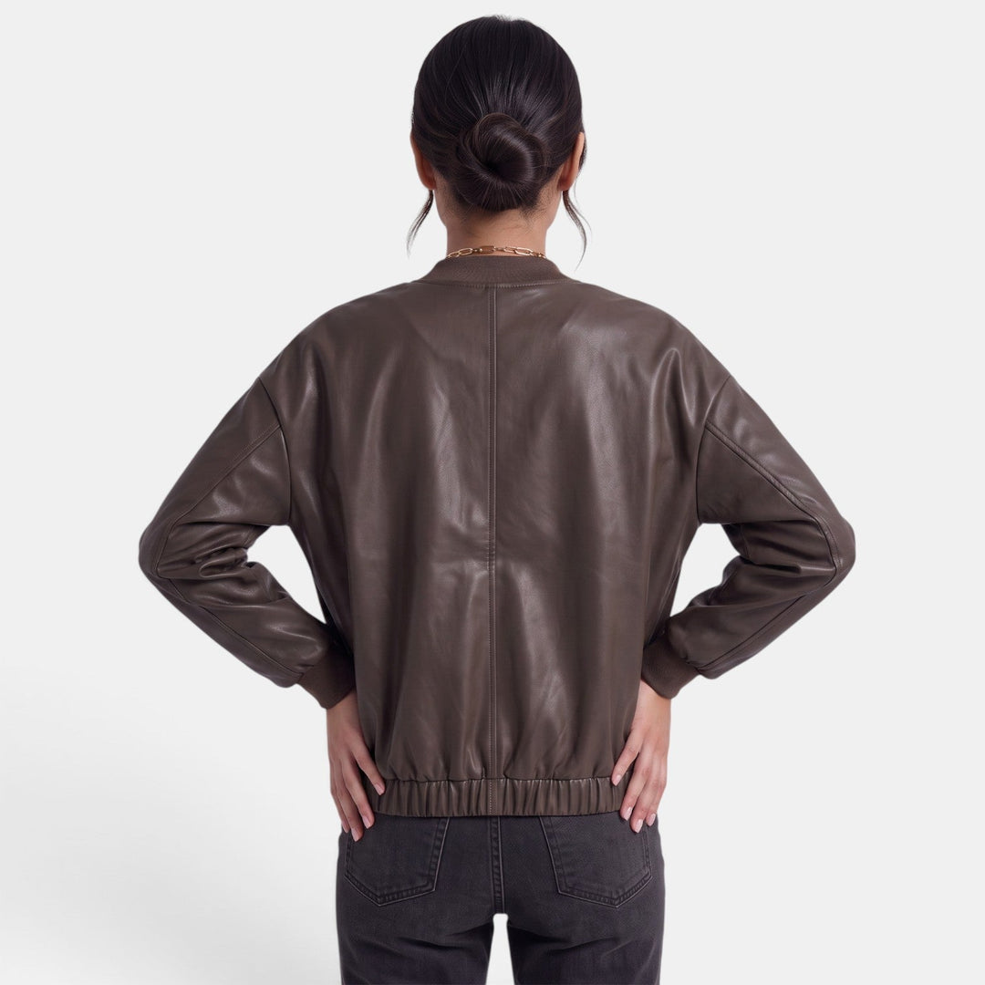 Giacca donna biker nera, stile grintoso moderno. Capospalla chic e versatile per outfit casual.