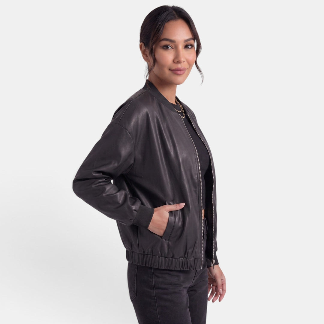 Moderna giacca biker da donna, colore nero, grintosa ma chic, ideale per un look casual versatile.