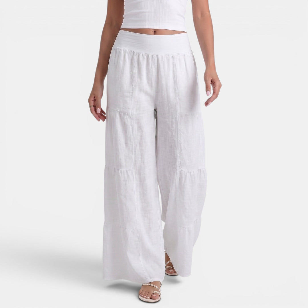Pantaloni donna in lino beige, leggeri e ampi, perfetti con sandali per outfit estivo casual e comodo.