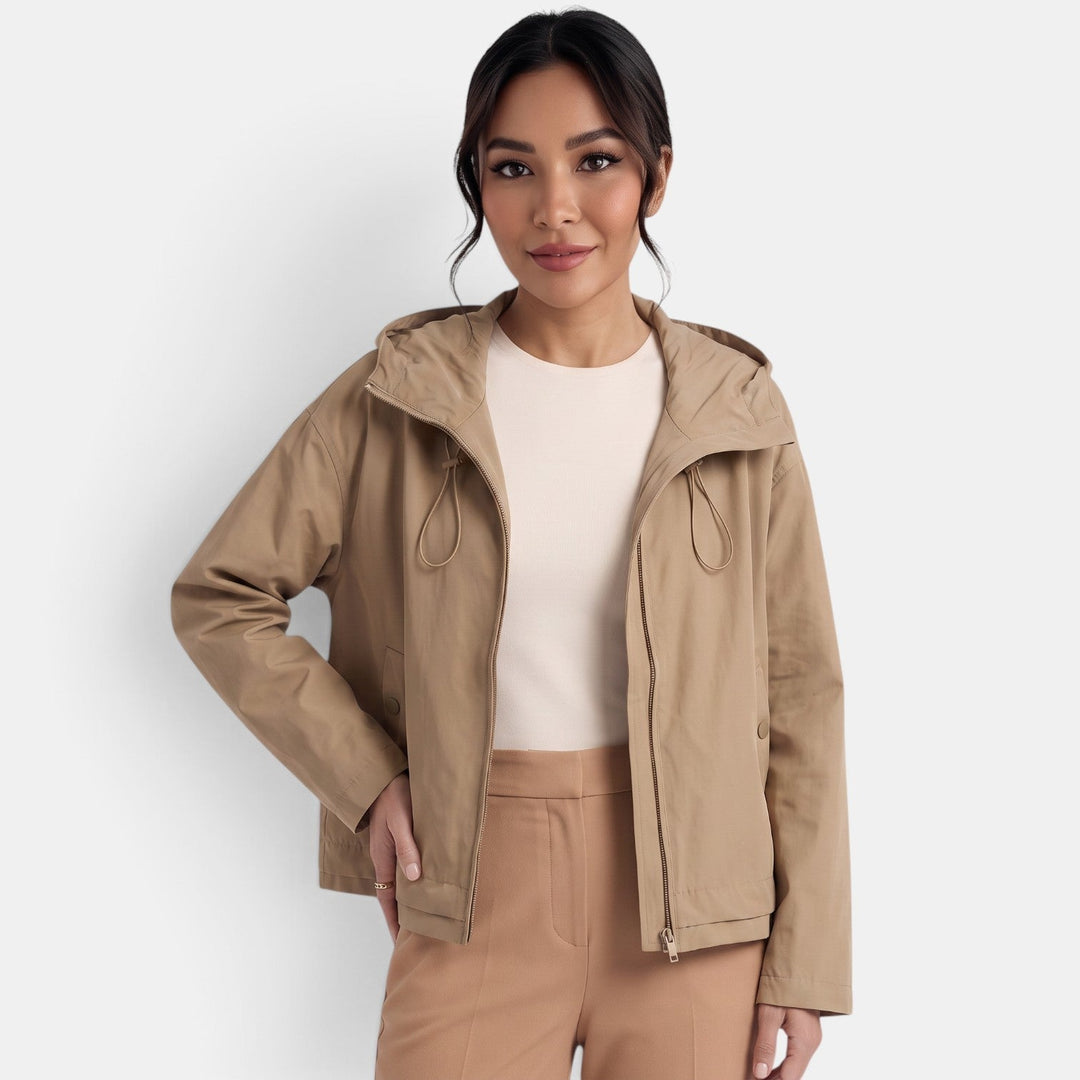 Trench corto donna con cappuccio, colore beige, ideale come capospalla leggero per la mezza stagione e outfit casual.