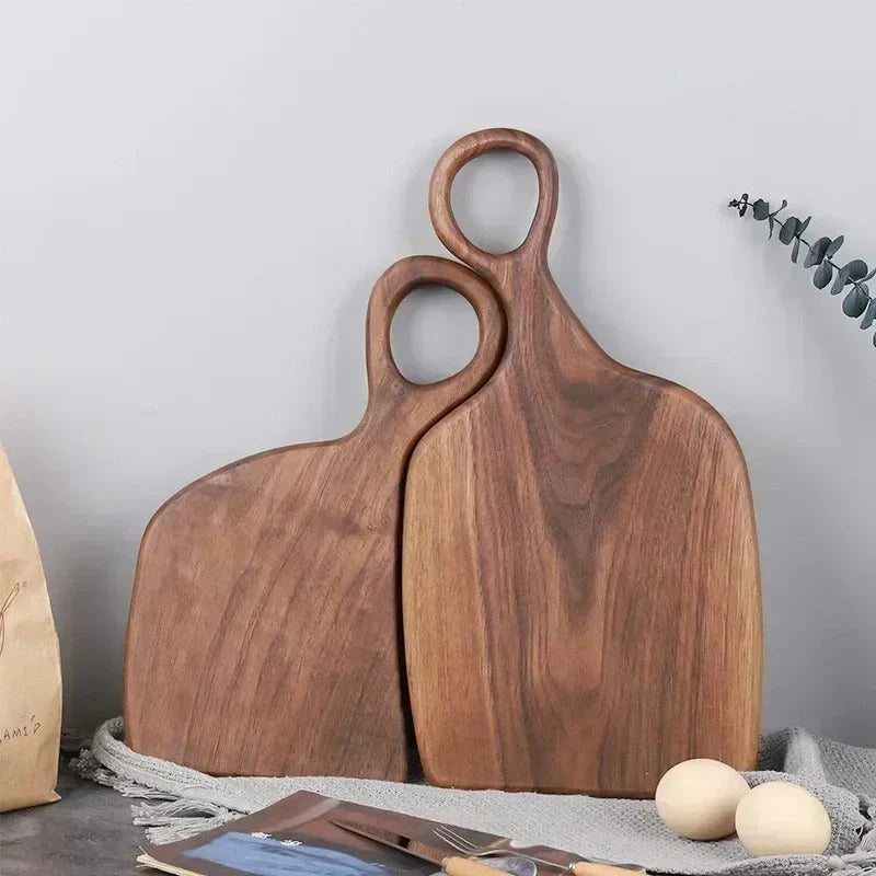 Set 2 taglieri in legno di noce massello per cucina, perfetti per tagliare e servire con stile sostenibile.