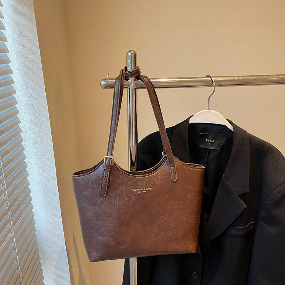 Donna con borsa a tracolla beige in pelle vegana, look casual ma elegante, un accessorio moda versatile per il giorno.