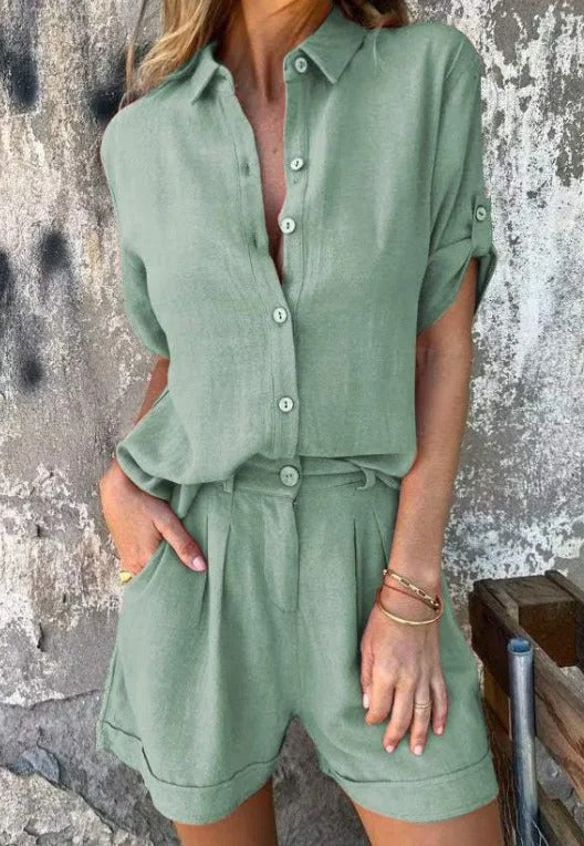 Set donna estivo in misto lino: camicia e pantaloncini. Perfetto per un look casual e rilassato.